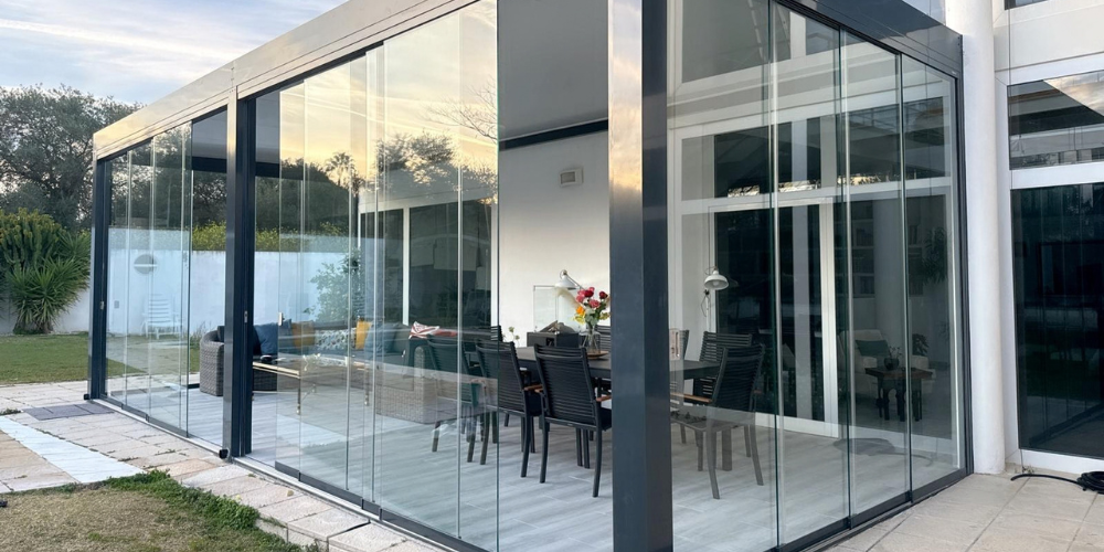 Tipos de cortinas de cristal_ Ejemplo de cortina de cristal en pérgola de panel sándwich