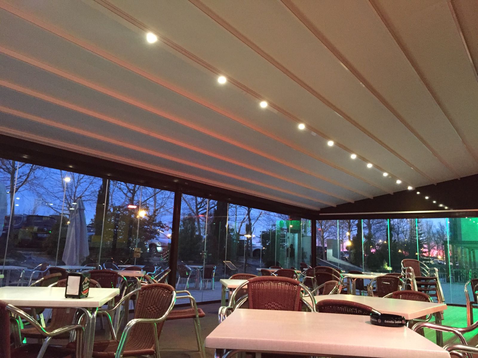 Techos de lona tensada en terraza de un restaurante en Las Rozas, Madrid.