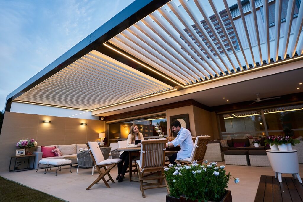 tipos de pérgolas bioclimáticas en terraza con jardín