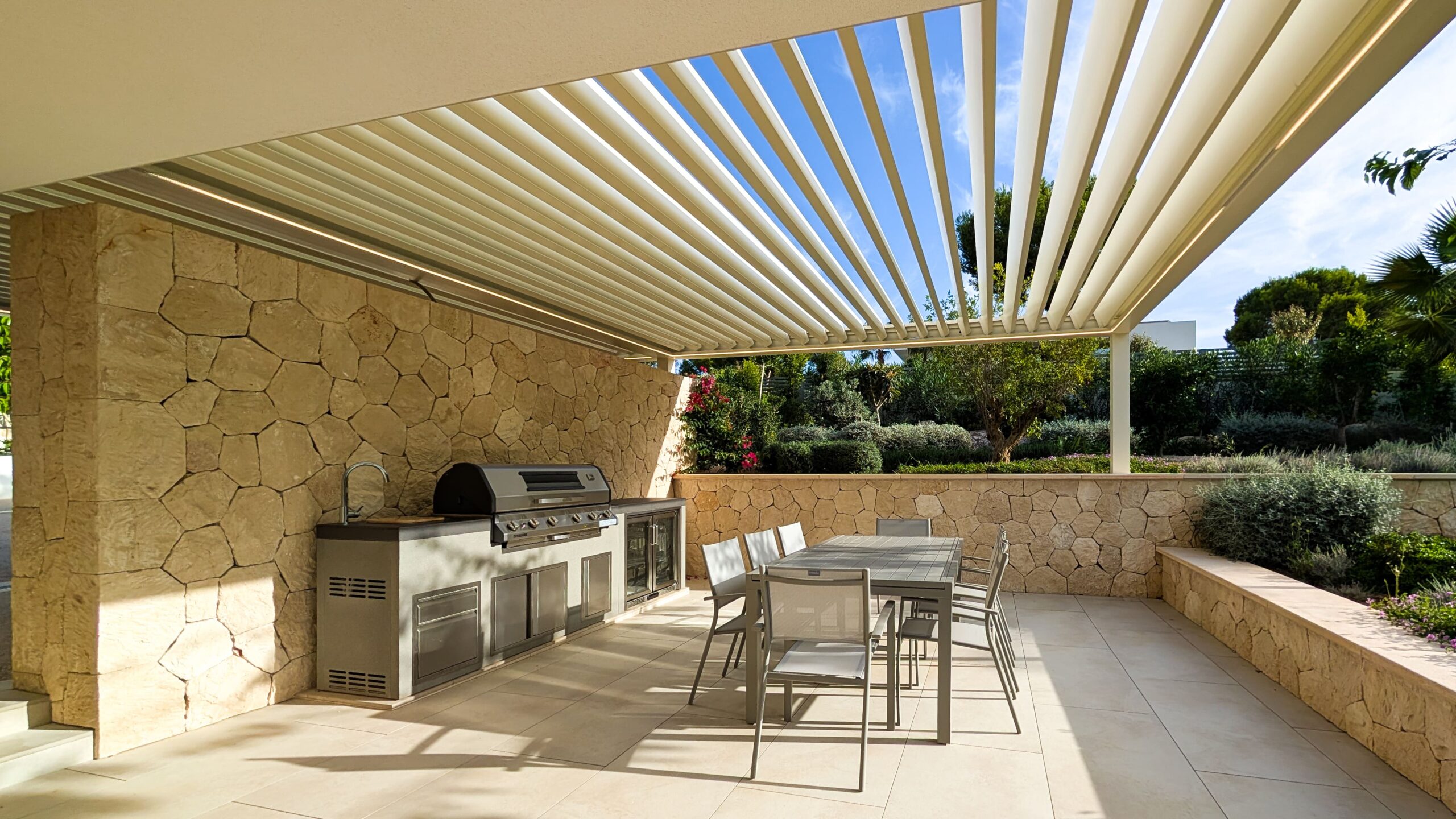 Pérgola bioclimática en terraza con barbacoa