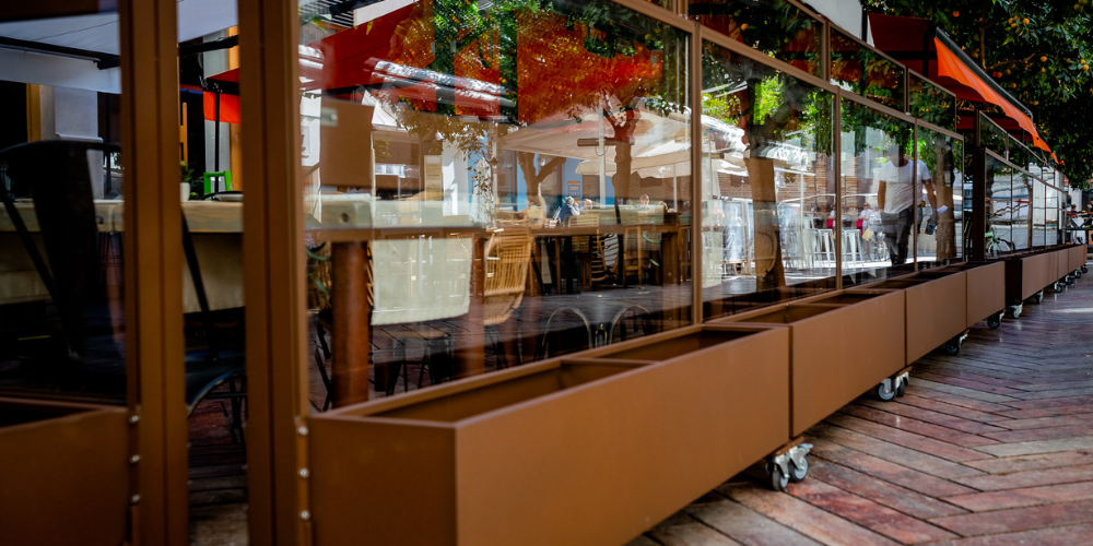 Paravientos de cristal móviles para hostelería