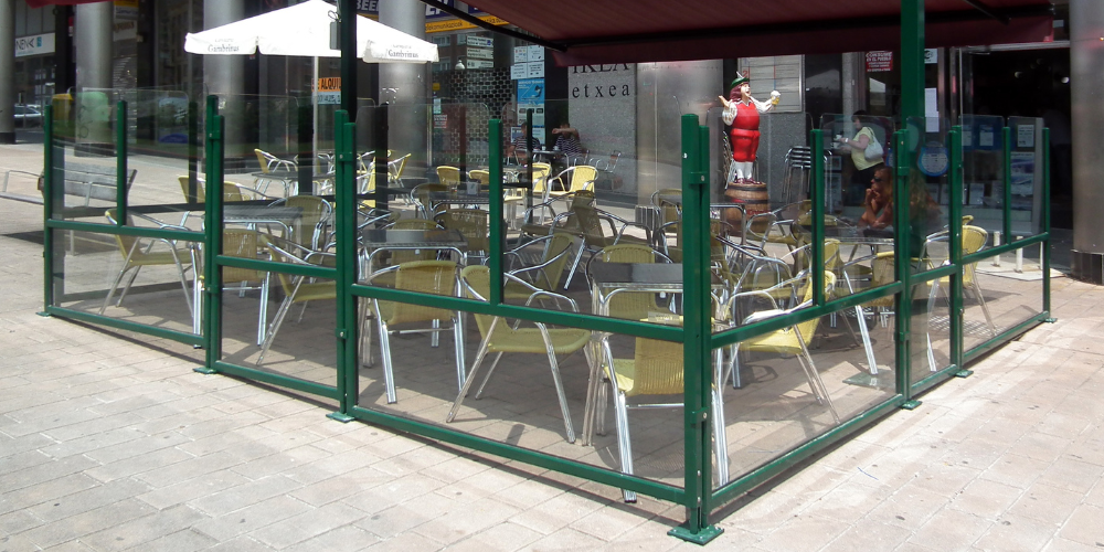 Paravientos fijos en la terraza de un bar