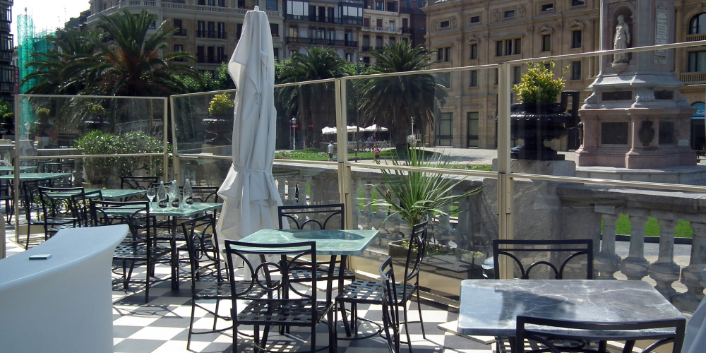 Paravientos móviles en una terraza de un restaurante
