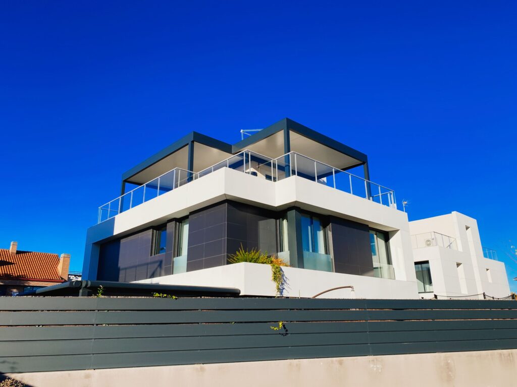 Pérgola de panel sándwich en vivienda moderna con estructura negra y diseño minimalista