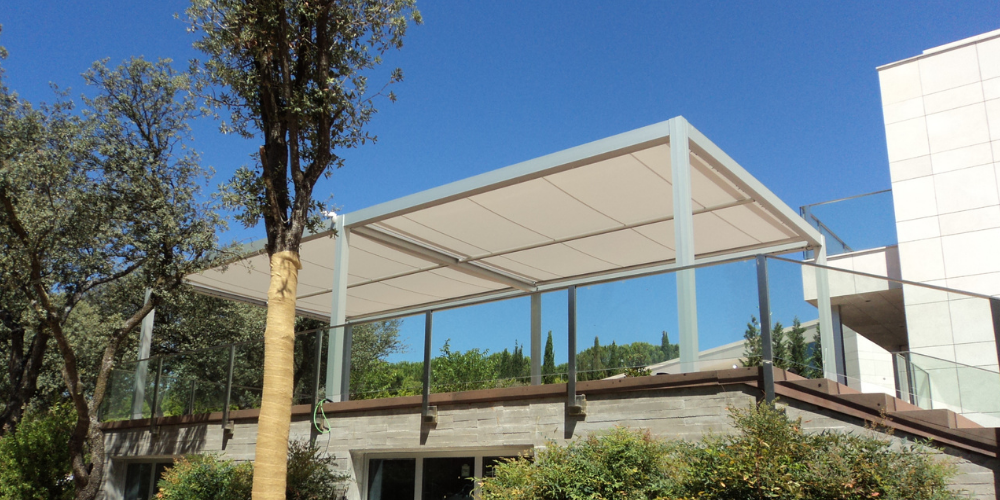 modelo de pérgola plegable con lona tensada