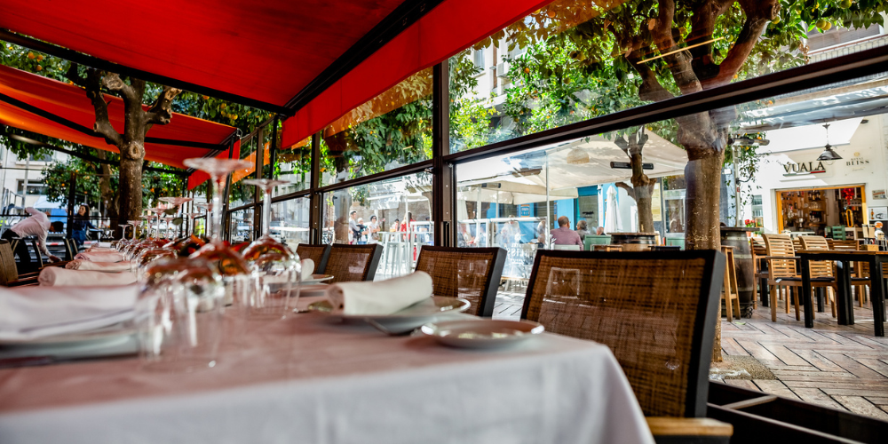 terraza de restaurante con paraviento