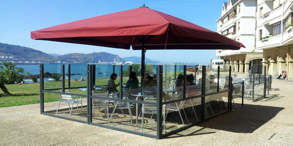 paravientos de cristal en terraza de un restaurante