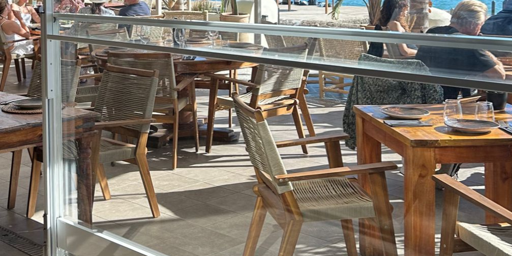 detalle de paravientos de cristal en terraza junto al mar