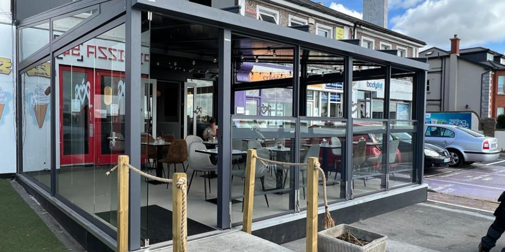 Paravientos de cristal en la terraza de un local hostelero