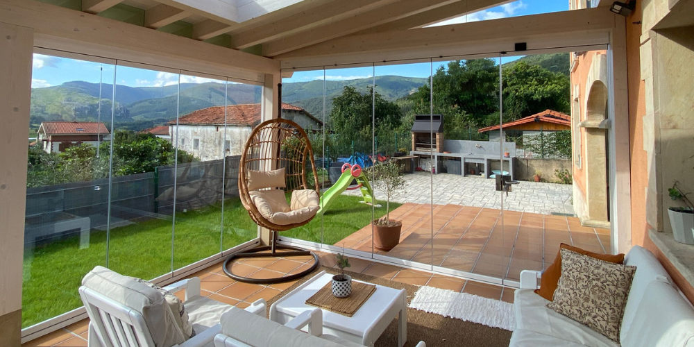 cerramiento de terraza con cortinas de cristal abatibles Kauma