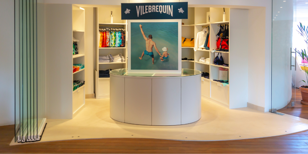 cerramiento con cortina de cristal sin guía inferior en negocio comercial