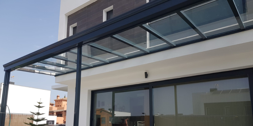 techo de cristal fijo aumentando el espacio útil de una terraza