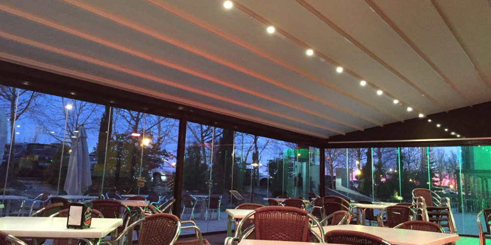 Cerramiento con techo de lona tensada en un negocio de hostelería