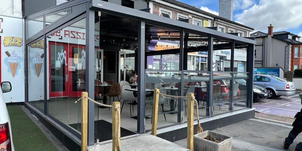 Cerramientos para hostelería con paravientos de cristal extensibles Extenda