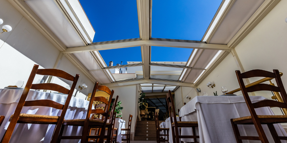 Cerramientos para hostelería con techo móvil de cristal Tactic 120