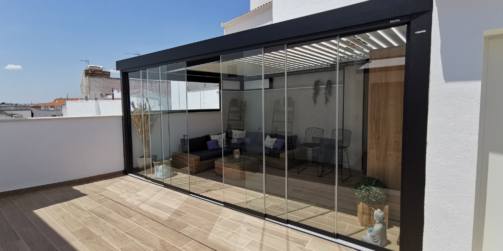 Ejemplos de cortina de cristal en Córdoba - Cortina de cristal corredera