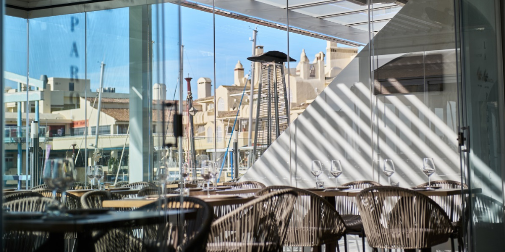 Ejemplos de pérgolas bioclimáticas en hostelería con cortinas de cristal abatibles