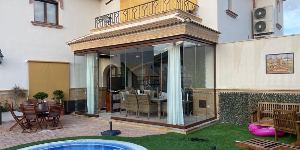 Ejemplos de cortina de cristal en Córdoba - Cortina de cristal abatible sin guía inferior