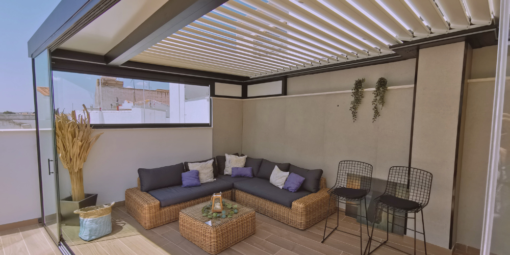 Cómo elegir el mejor cerramiento de cristal para tu terraza según el uso y el clima