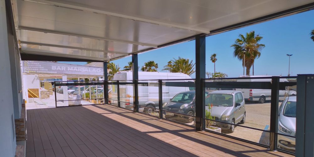Cómo elegir el mejor cerramiento de cristal para tu terraza según el uso y el clima