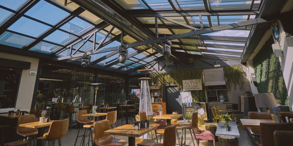 Cómo elegir el mejor cerramiento de cristal para tu terraza según el uso y el clima