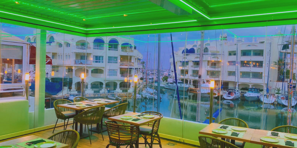 Ventajas de combinar pérgolas bioclimáticas con cortinas de cristal en hostelería