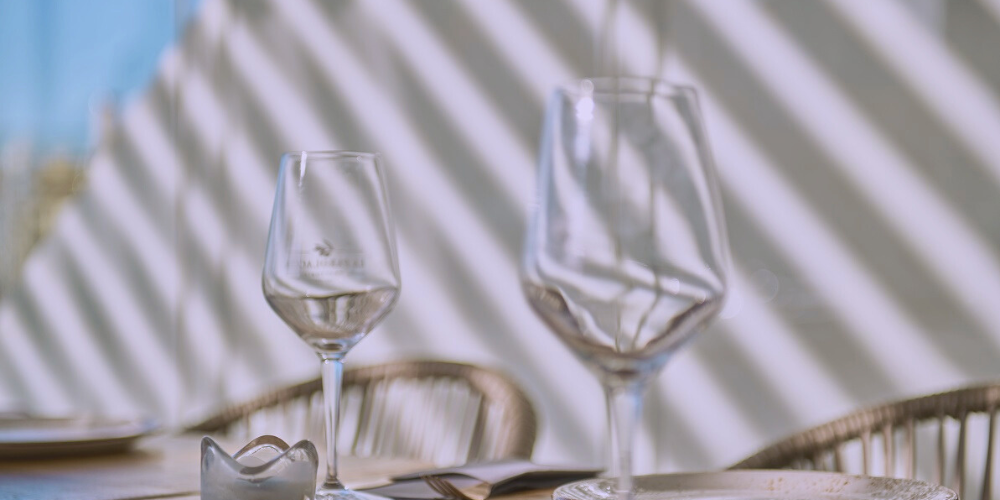 Ventajas de combinar pérgolas bioclimáticas con cortinas de cristal en hostelería