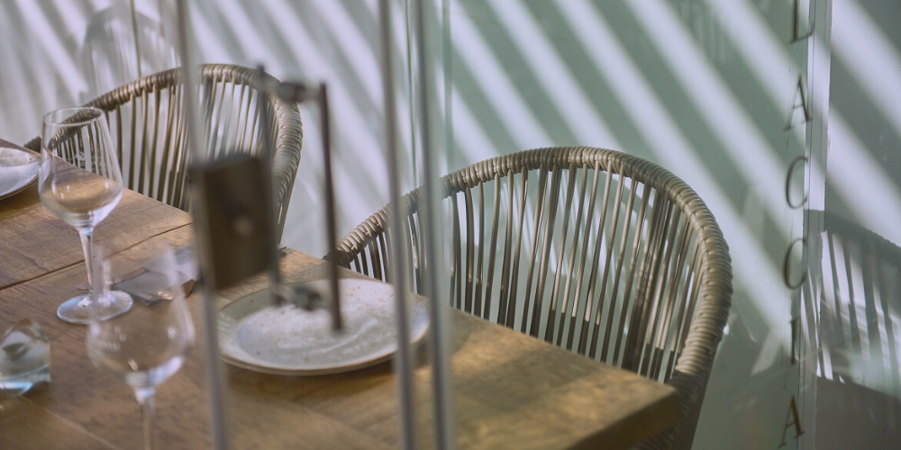 Ventajas de combinar pérgolas bioclimáticas con cortinas de cristal en hostelería