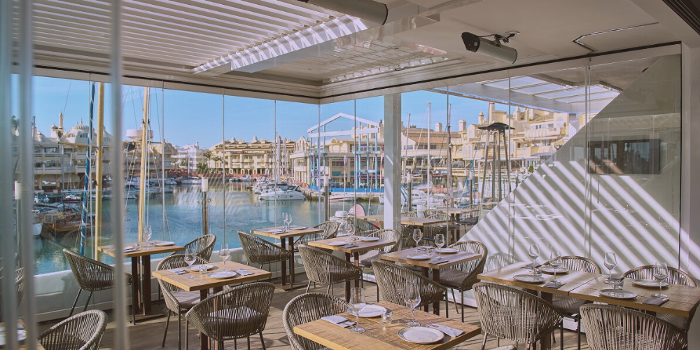 Ventajas de combinar pérgolas bioclimáticas con cortinas de cristal en hostelería