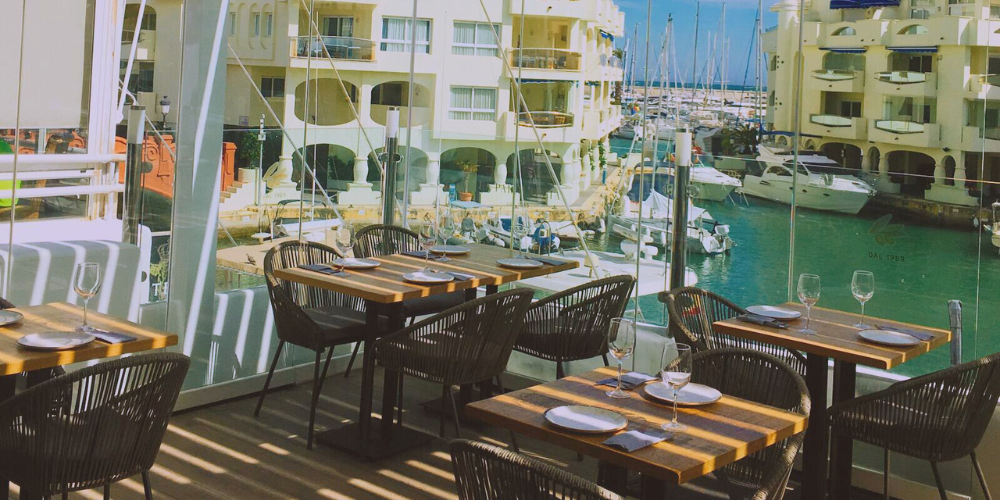 Ventajas de combinar pérgolas bioclimáticas con cortinas de cristal en hostelería