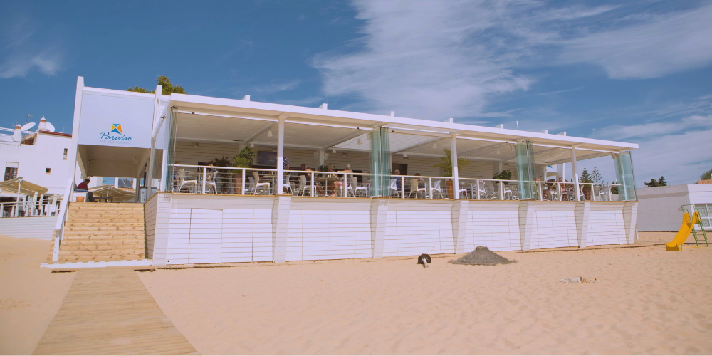 Ventajas de combinar pérgolas bioclimáticas con cortinas de cristal en hostelería