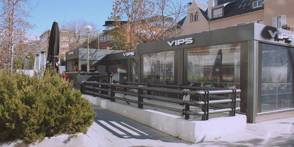 Ventajas de combinar pérgolas bioclimáticas con cortinas de cristal en hostelería