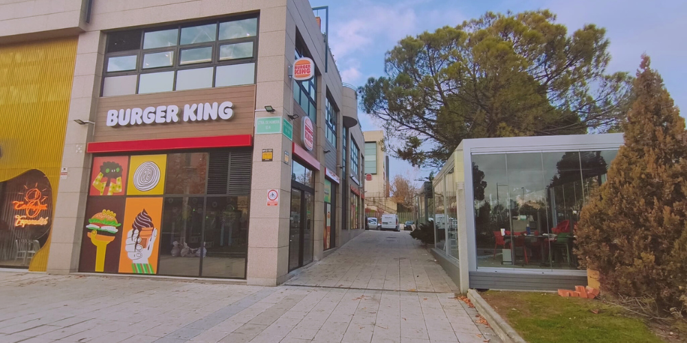 Ventajas de combinar pérgolas bioclimáticas con cortinas de cristal en hostelería