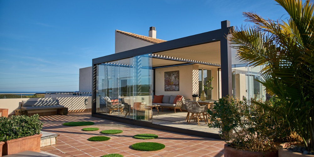 Pérgola retráctil vs pérgola bioclimática, ¿Cuál es mejor?