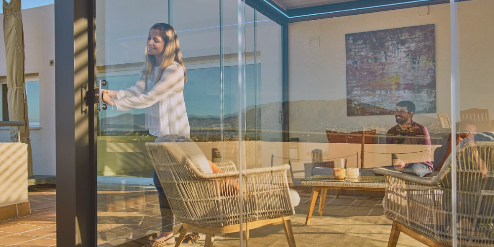 Todo lo que necesitas saber sobre cortinas de cristal correderas a medida