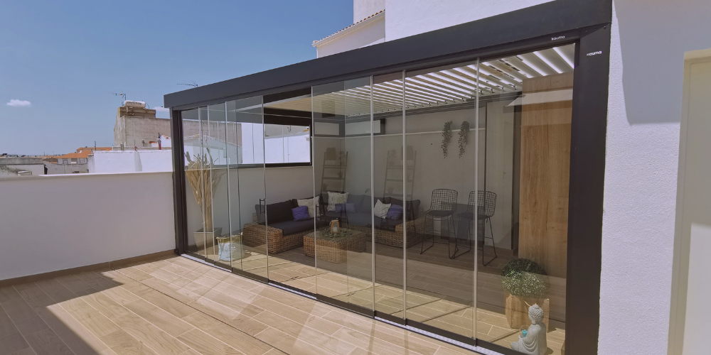 Todo lo que necesitas saber sobre cortinas de cristal correderas a medida