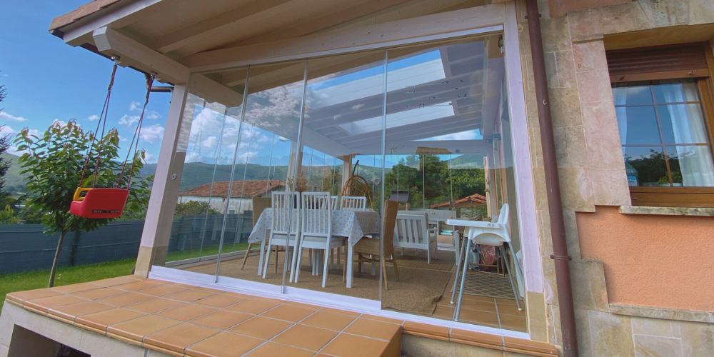 Todo lo que necesitas saber sobre cortinas de cristal correderas a medida