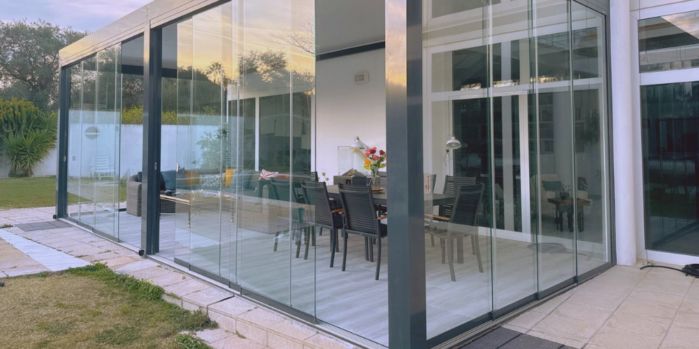 Todo lo que necesitas saber sobre cortinas de cristal correderas a medida