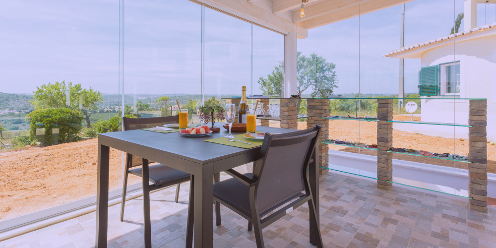 Todo lo que necesitas saber sobre cortinas de cristal correderas a medida