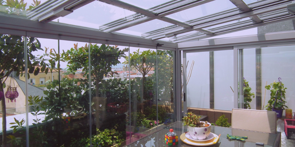 Cierra tu terraza sin perder el cielo_ Las ventajas de los techos de cristal a medida