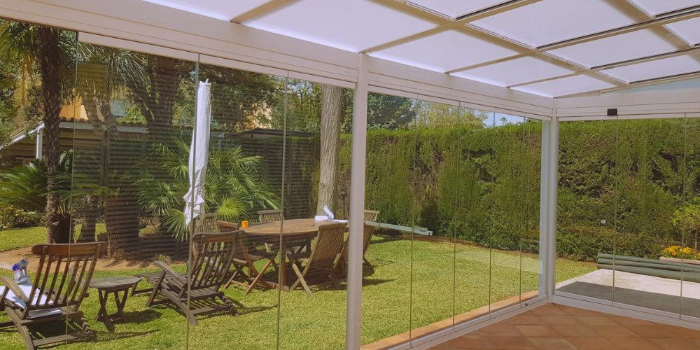 Cierra tu terraza sin perder el cielo_ Las ventajas de los techos de cristal a medida