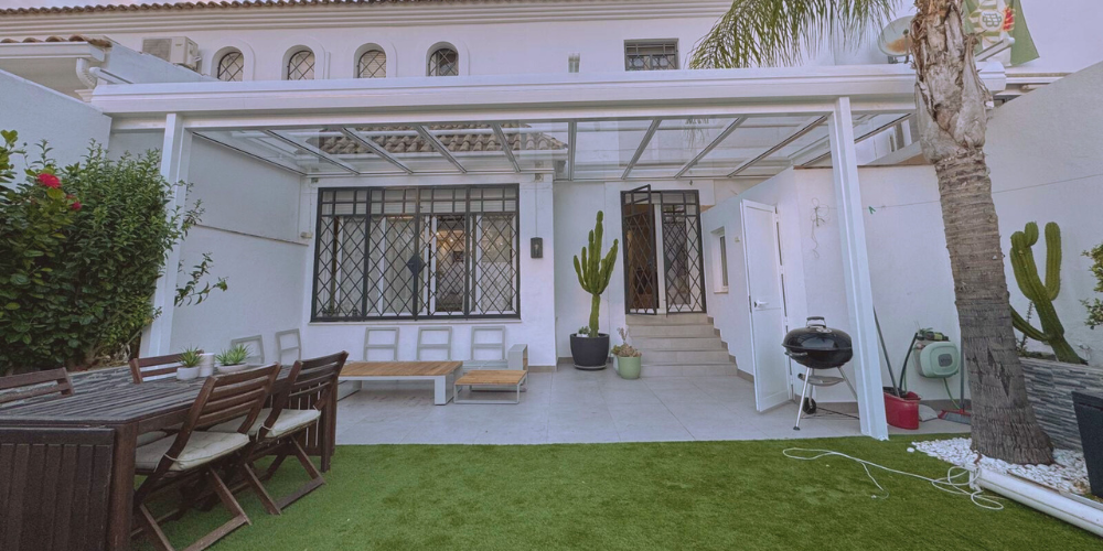 Cierra tu terraza sin perder el cielo_ Las ventajas de los techos de cristal a medida