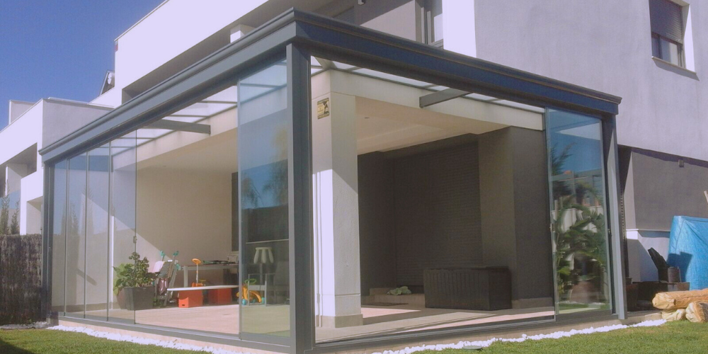 Cierra tu terraza sin perder el cielo_ Las ventajas de los techos de cristal a medida