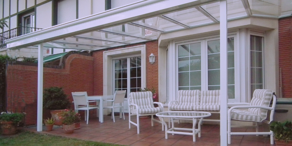 Cierra tu terraza sin perder el cielo_ Las ventajas de los techos de cristal a medida