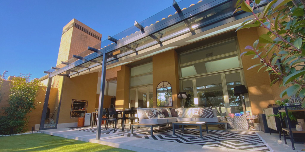 Cierra tu terraza sin perder el cielo_ Las ventajas de los techos de cristal a medida