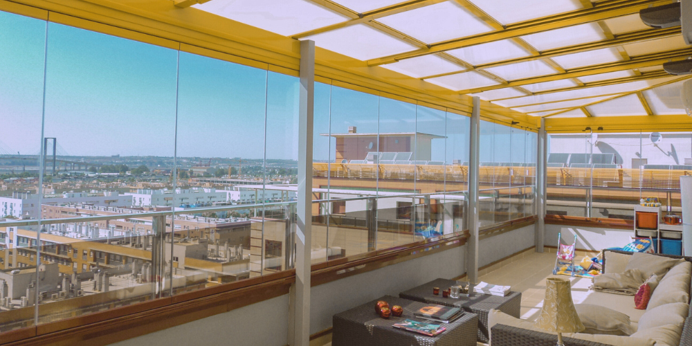 Cierra tu terraza sin perder el cielo_ Las ventajas de los techos de cristal a medida