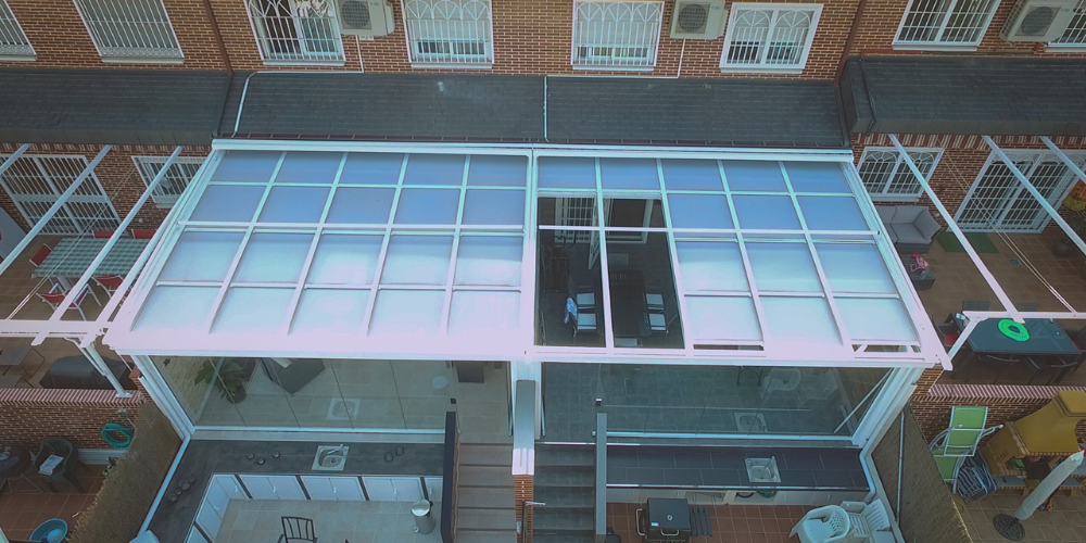 Cierra tu terraza sin perder el cielo_ Las ventajas de los techos de cristal a medida