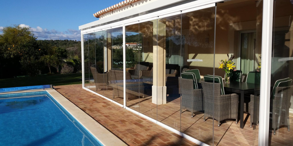 Cómo elegir el cenador de jardín perfecto con cortinas de cristal abatibles