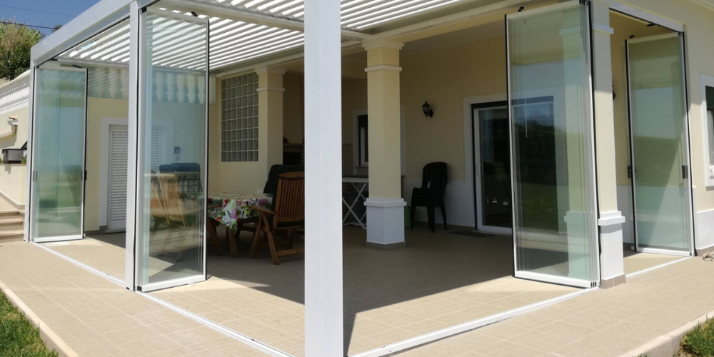 Cómo elegir el cenador de jardín perfecto con cortinas de cristal abatibles