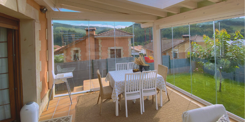 Cómo elegir el cenador de jardín perfecto con cortinas de cristal abatibles